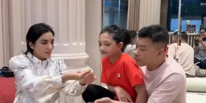 Lesehan, Anang Hermansyah Disuapi Ashanty di Rumah yang Dijual 25 M