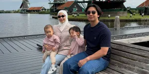 Liburan Keluarga Nikita Willy di Belanda, Issa dan Nael Sibuk Minum Susu Saat Foto Bareng