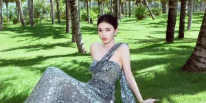Lin Yun Tampil Glamor di Pemotretan Terbaru, Pakai Gaun Shimmering di Pinggir Pantai 