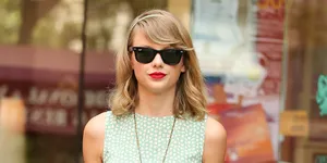 Lipstik Merah Menyala Ini Membuat Taylor Swift Berubah Drastis