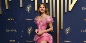 Lisa BLACKPINK Bak Peri Pakai Gaun Pita Pink di Emmy Awards 2025
