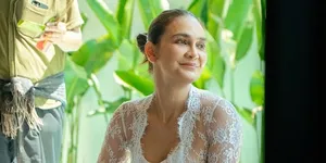 Luna Maya Kenakan Kebaya di Melaspas Rumah Baru Bali, Tampil Bareface