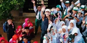 8 Potret Luna Maya Terbang ke Madura, Bantu Renovasi Sekolah di Pamekasan