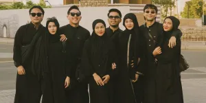 Mahalini Ziarah ke Makam Vidi Aldiano Bareng Geng Guyub