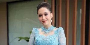 Maia Estianty Tampil Anggun Berkebaya Biru, Aura Elegan Terpancar