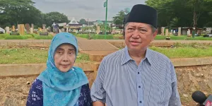 Makam Vidi Aldiano Tak Pernah Sepi Peziarah, Harry Kiss Tanam Pohon Agar Teduh