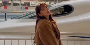 Potret Cantik Dinda Kirana Jalan-Jalan di Jepang, Sempatkan Pose Dekat Kereta 