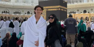 Marcell Darwin Ketika Tawaf di Umrah Pertamanya, Serius Berdoa 