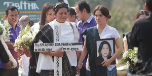 Tangis Marsha Aruan di Pemakaman Ibunda, Ucap Kalimat Menyentuh di Hadapan Peti