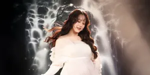 Maternity Shoot Terbaru Vior, Pamer Baby Bump - Cantik Berbusana Bunga-Bunga