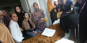 7 Potret Suasana Rumah Duka Ibunda Kiki Farrel, Pelukan Terakhir Mengundang Air Mata 