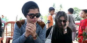 Mesranya Aliando - Prilly Saat Hadiri Pemakaman Ayah Kevin Julio