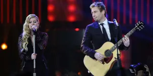 Mesranya Avril Lavigne Dan Suami Saat Tampil di Kanada