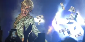 Miley Cyrus Mandi Uang di Bangerz Tour Madrid