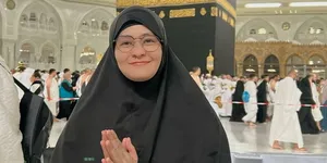 Mita The Virgin Menangis Saat Dapat Foto Umrah Bareng Mama