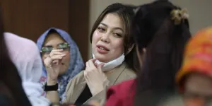 Momen Dokter Kamelia Pacar Ammar Zoni Kerokan di Ruang Sidang