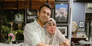 Momen Haru Raffi Ahmad Basuh Kaki Mama Amy Qanita dengan Sayang