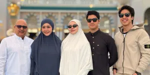 Momen Ibu-Ibu Minta Foto ke Al Ghazali Saat Umrah, El Rumi Milih Mojok