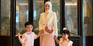 Momen Kelulusan KB dan TK Anak Irish Bella, Air Rumi Tampil Bela Diri dan Amala Tampil Percaya Diri di Atas Panggung