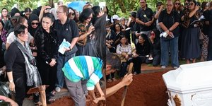 Momen Kris Dayanti dan Yuni Shara Hadiri Pemakaman Manajer yang Telah Bekerja Puluhan Tahun