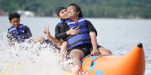Momen Mesra Marshel Widianto dan Cesen Naik Banana Boat, Dapat Ciuman di Pipi