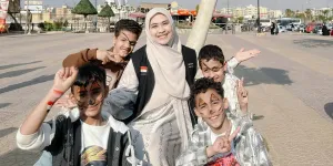 Momen Oki Setiana Dewi Berbagi Sedekah Untuk Anak Yatim di Mesir