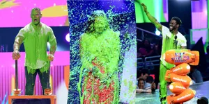 Momen Seru Selebriti Saat Disiram Slime di Kid's Choice Awards