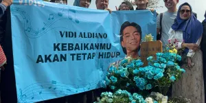 Momen Ulang Tahun Mendiang Vidi Aldiano, Orang Tua Gelar Doa Bersama di Makam