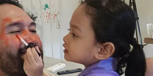 Momen Wajah Chef Norman Jadi Proyek Coba-coba Anaknya, Cuma Bisa Pasrah