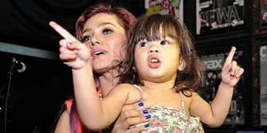 Mulan Jameela dan Safeea di Pesta Ulang thaun Ahmad Dhani