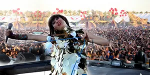 Musim Panas, Musisi Besar dan Para Hippie Berkumpul di Sini