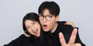 Na Daehoon dan Diva Azzura Photobox ala 'XO, Kitty', Ciuman Ganti Salaman