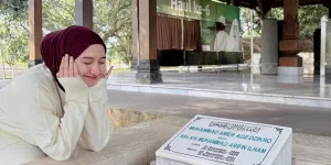Nadzira Shafa Ziarah ke Makam Ameer Azzikra, Caption Isyaratkan Mau Nikah?