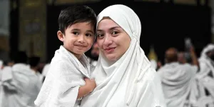 Nathalie Holscher Umrah di Bulan Ramadan, Ajak Adzam - Nangis Sesenggukan