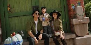 Nikita Willy Liburan ke Shanghai Disneyland Park, Asyik Nikmati Es Krim - Naik Wahana