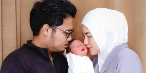 Ochi Rosdiana Berhijab Saat Foto Bareng Suami dan Bayinya yang Baru Lahir