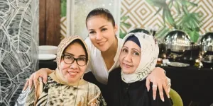 Olla Ramlan Pingsan Saat Tiba di Rumah Duka Ibunda Tercinta