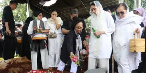 Pemakaman Lucky Widja Vokalis Element, Diiringi Tangis Keluarga