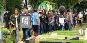 Pemakaman Yon Koeswoyo di TPU Tanah Kusir Dihadiri Musisi Ternama