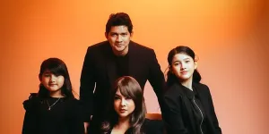 Pemotretan Terbaru Iko Uwais dan Audy Item Bareng 2 Anaknya, Tampil Kompak Pakai Outfit Senada
