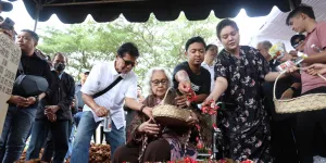 Penuh Haru Pemakaman Totok Sardjan, Once Mekel Ungkap Kondisi Terakhir Sang Mertua