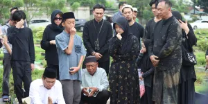 Penuhi Wasiat, Ibunda Anji Manji Dimakamkan Satu Liang Lahat Bersama Suami