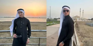 Pergi ke Tanah Suci, Ini 8 Potret Verrell Bramasta yang Kenakan Busana Terbaik untuk Ibadah - Sampai Diajak Foto Dikira Orang Kerajaan