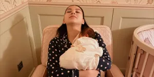 Pesona Alyssa Daguise Momong Baby Soso, Stunning Meski Tanpa Makeup