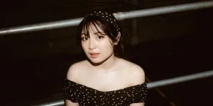 Pesona Bernadya dengan Poni dan Gaun Polkadot di Synchronize 2025