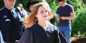 Pesona Cantik Emma Watson Dalam Balutan Baju Toga