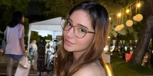 Pesona Dannia Salsabilla Pakai Kacamata, Cantiknya Kebablasan