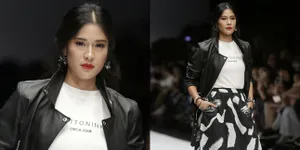Pesona Dian Sastro Berjalan di Catwalk Jakarta Fashion Week 2019