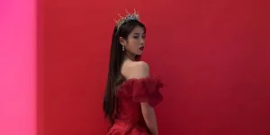 Pesona IU Pakai Tiara di Konser, Anggun Bak Princess