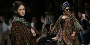 Pesona Maia Estianty - Menteri Susi di Show Anna Avantie JFW 2019